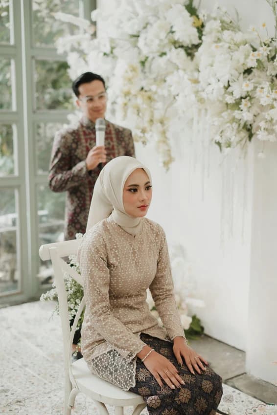 Syahril memandu acara engagement dengan busana batik