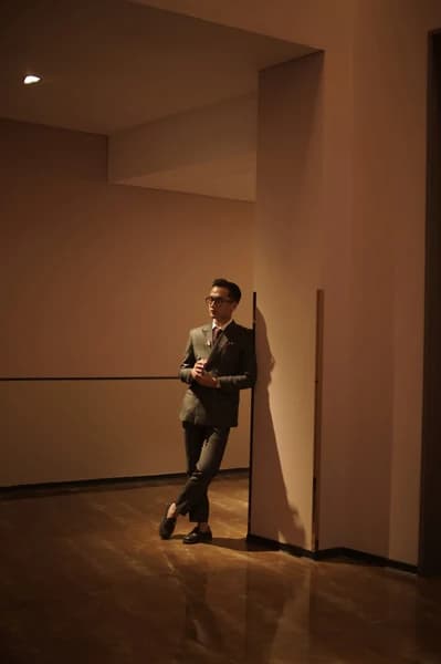 Syahril membawakan acara dengan setelan formal