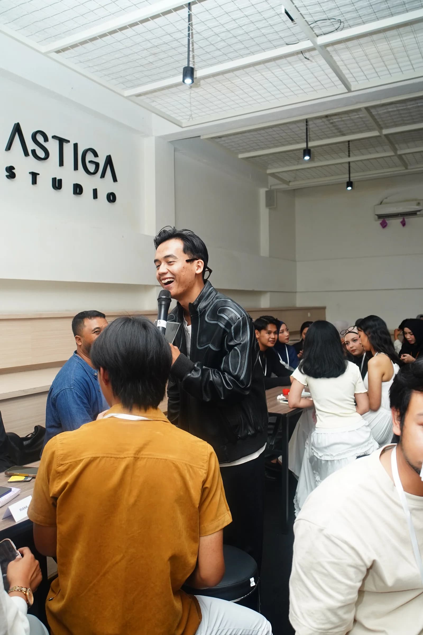 MC Syahril melakukan Q&A interaktif dan wawancara dengan peserta