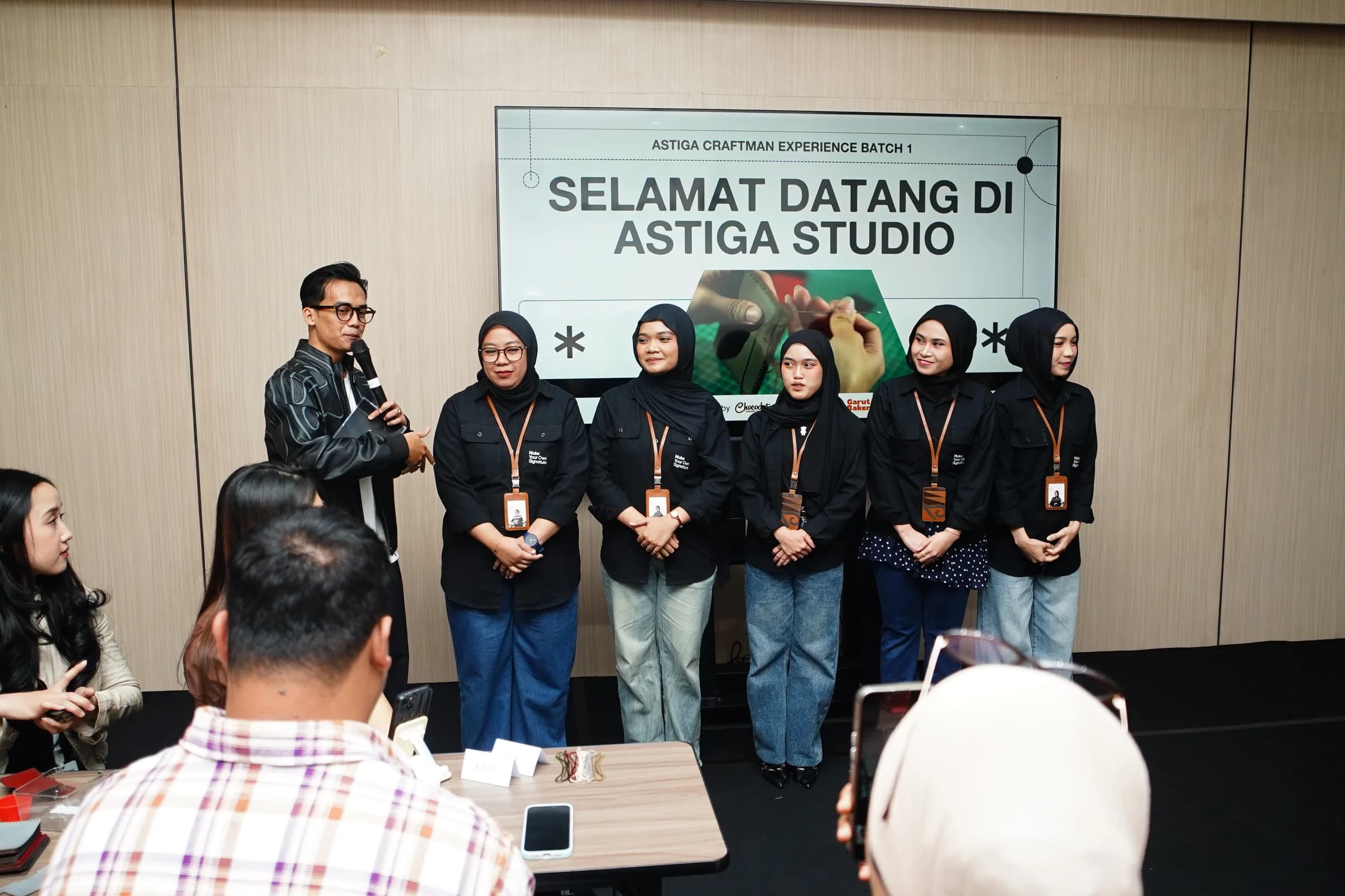 MC Syahril memperkenalkan tim fasilitator kerajinan kulit Astiga di panggung