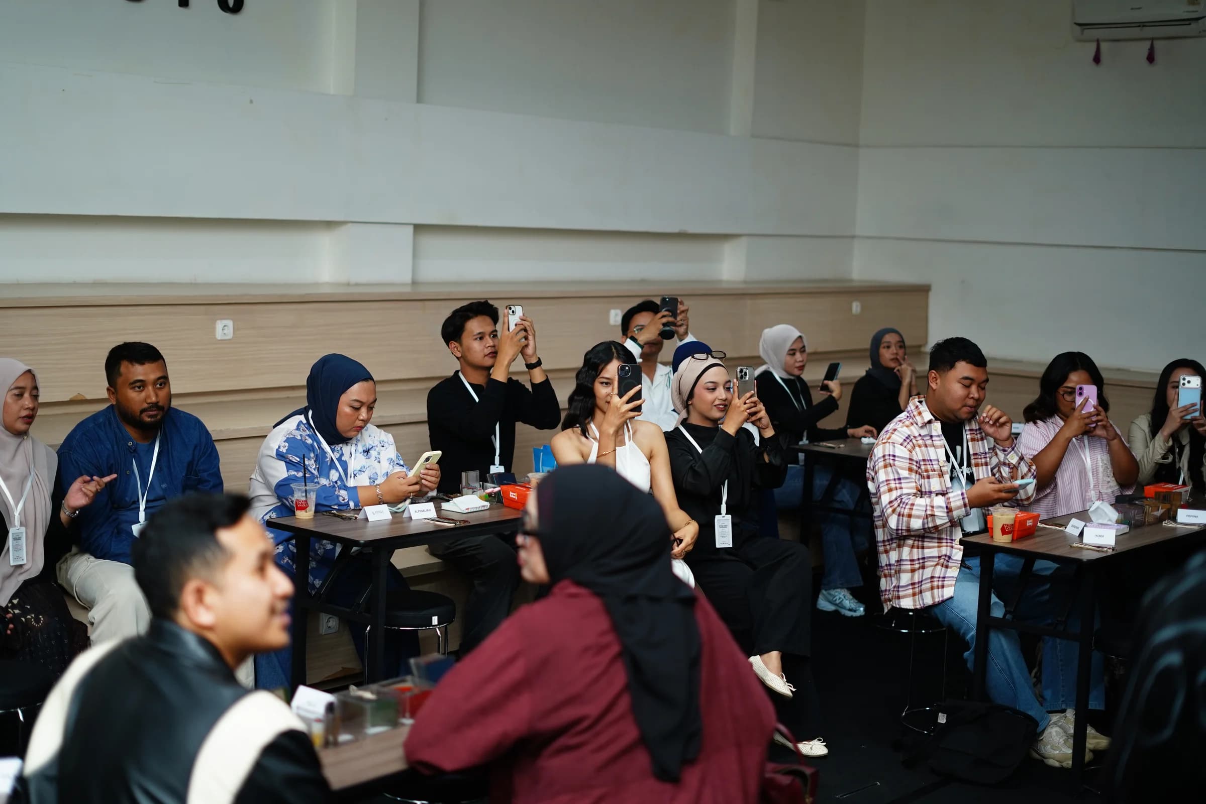 Peserta workshop menyimak dan merekam sesi pembukaan di Astiga Studio