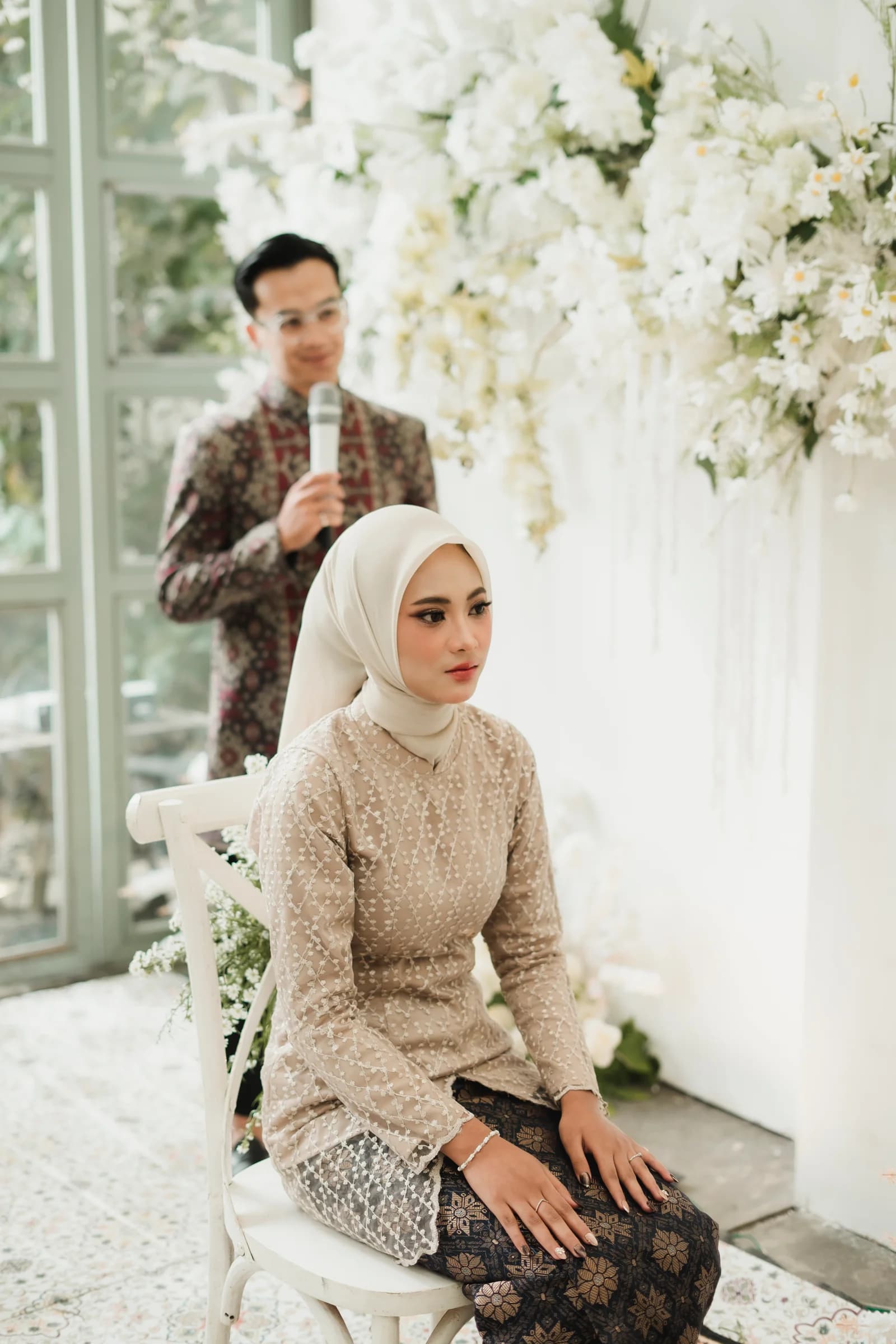 Calon pengantin wanita Lulu duduk anggun disaksikan MC Syahril memandu