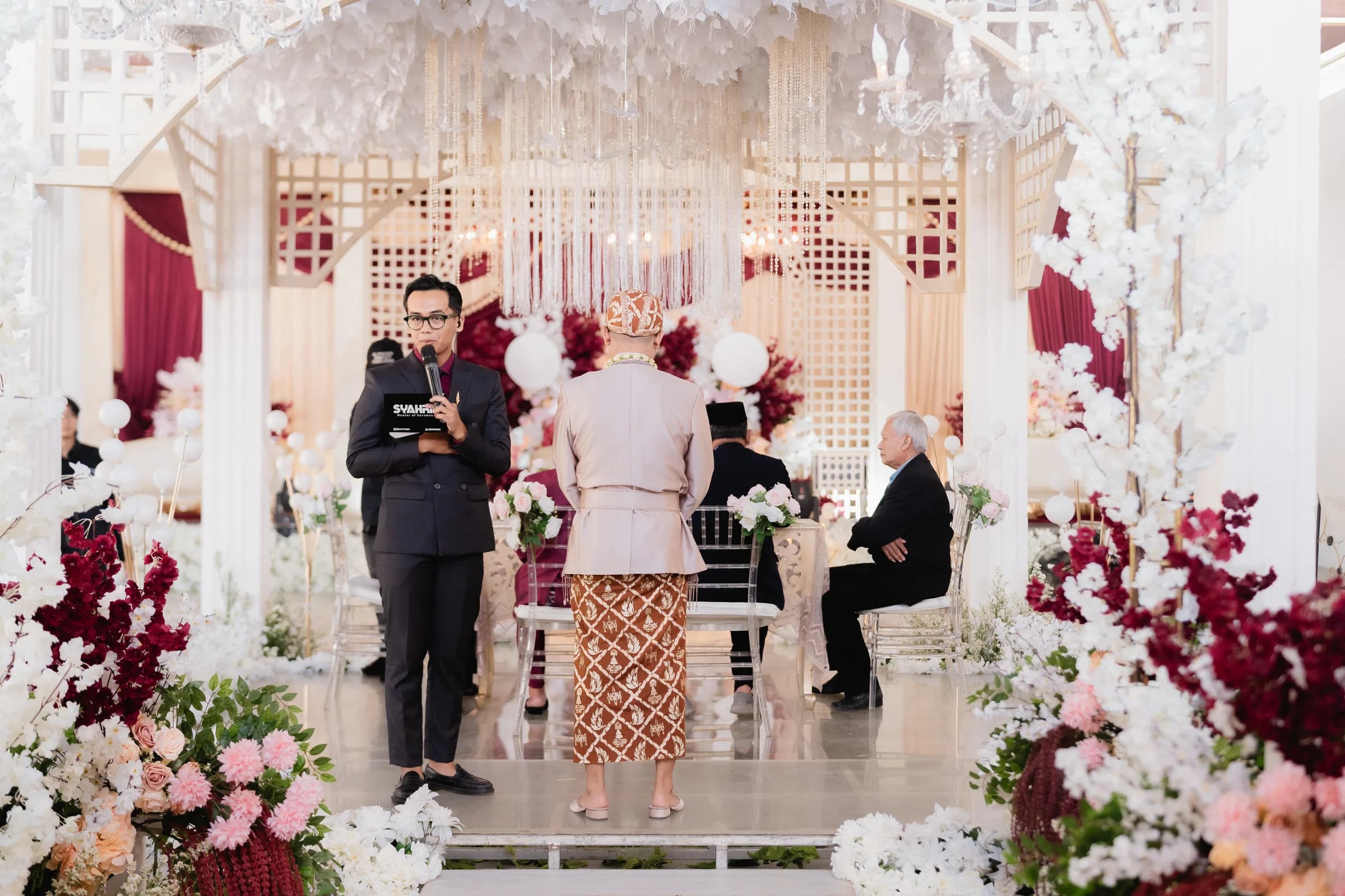 MC Syahril membuka prosesi akad nikah khidmat di depan meja saksi