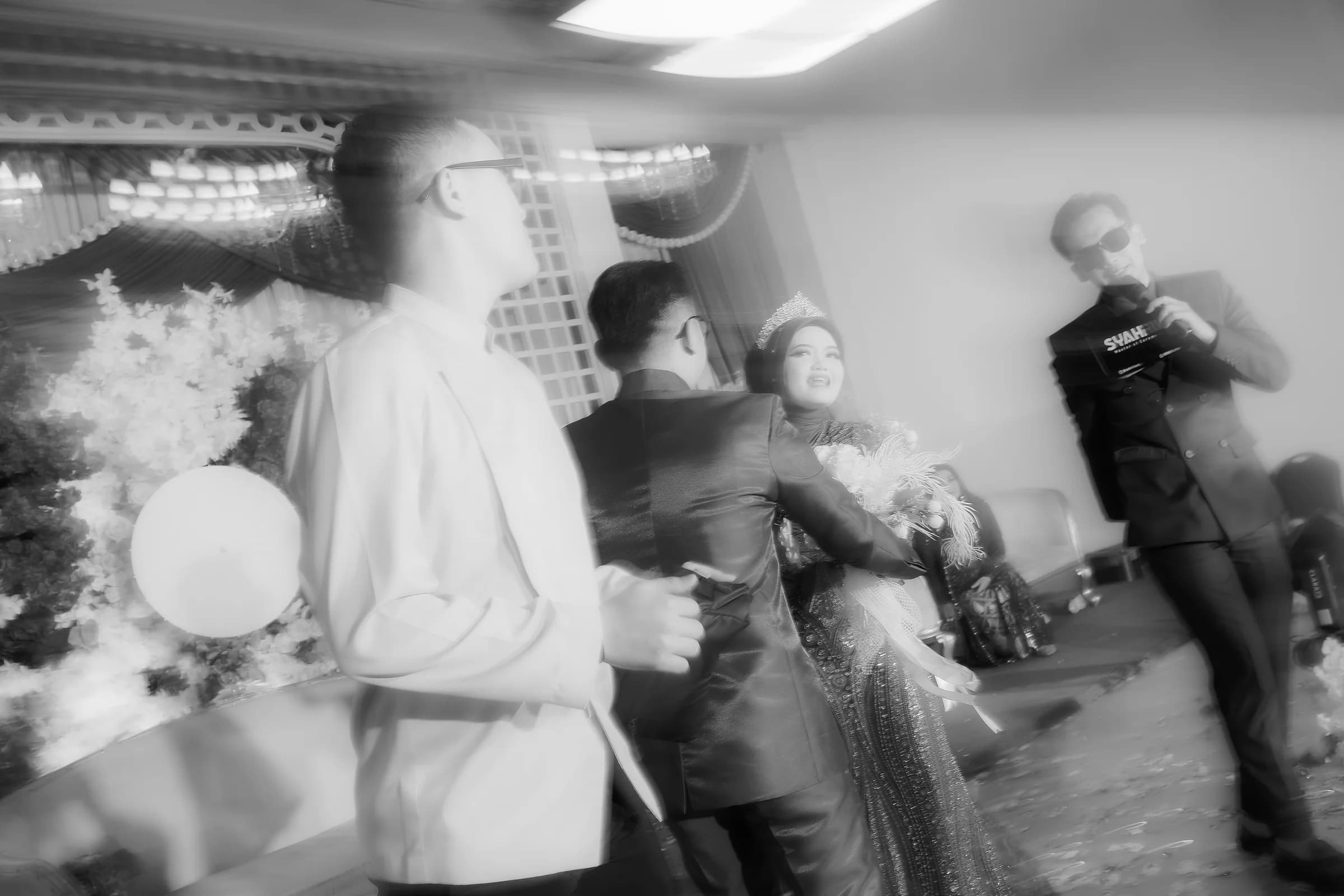 Momen enerjik hitam-putih tarian masuk pengantin dipandu MC