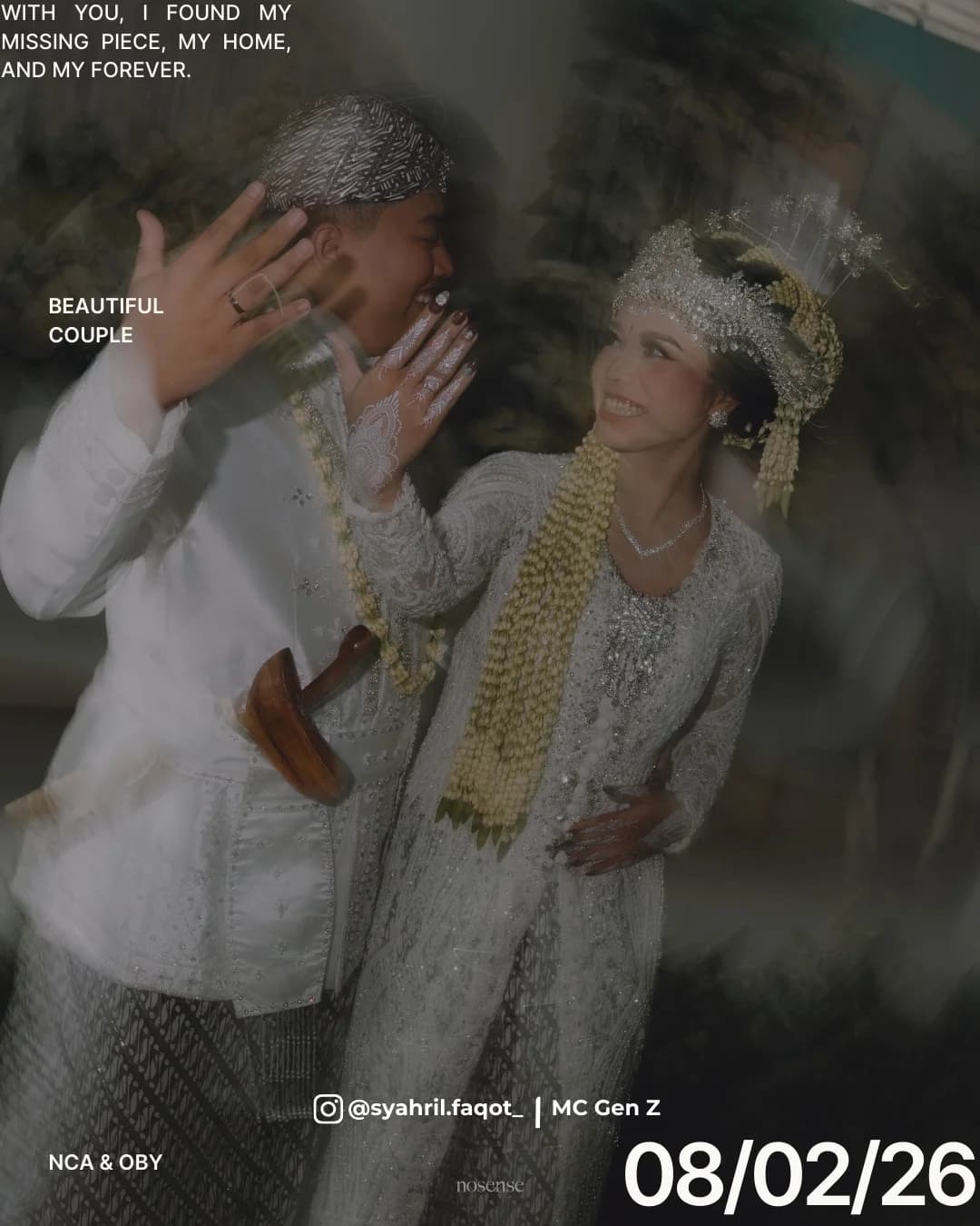 Poster potret mempelai memperlihatkan cincin kawin dan henna putih