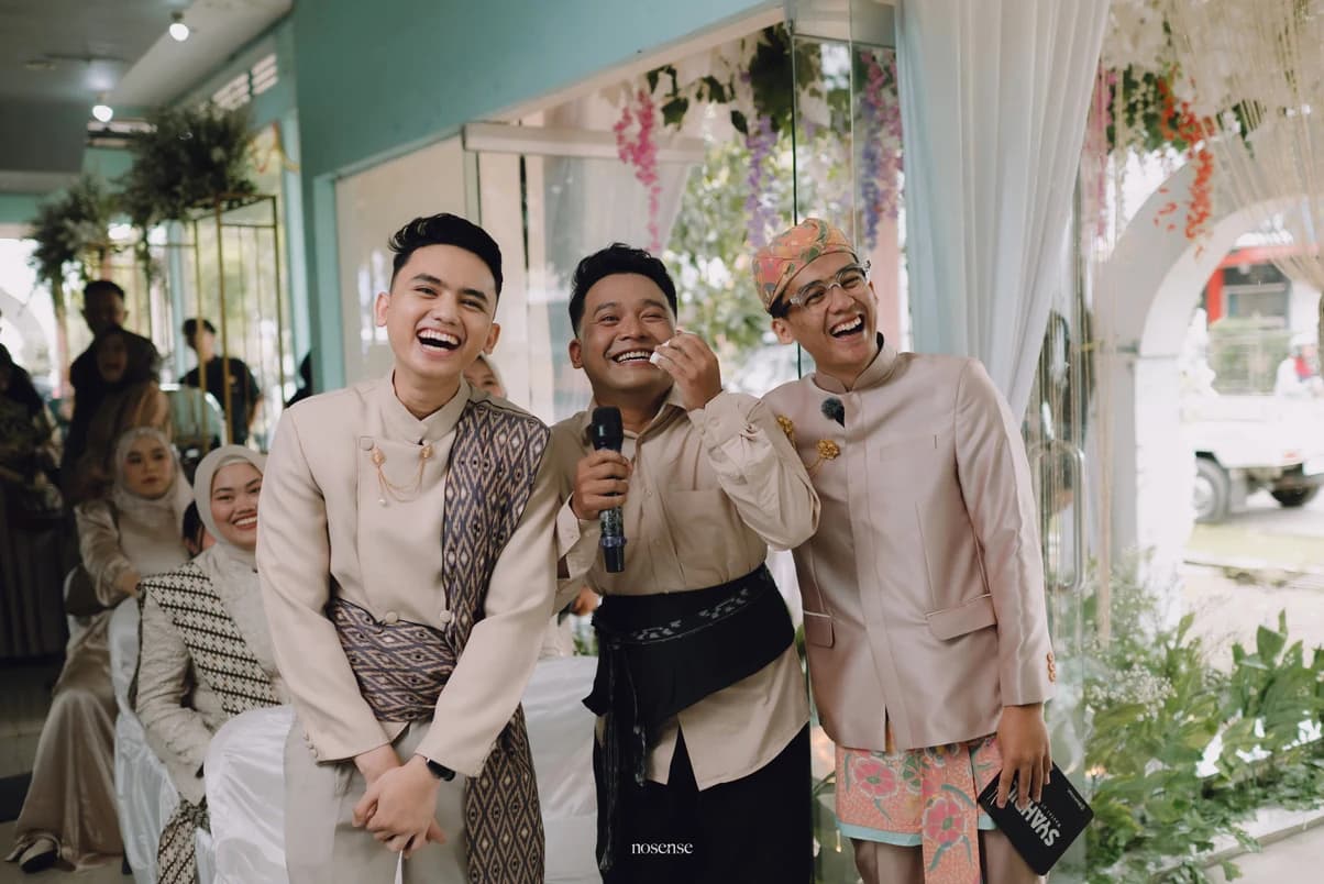Syahril berbincang dan tertawa bersama pengantin di hari pernikahan