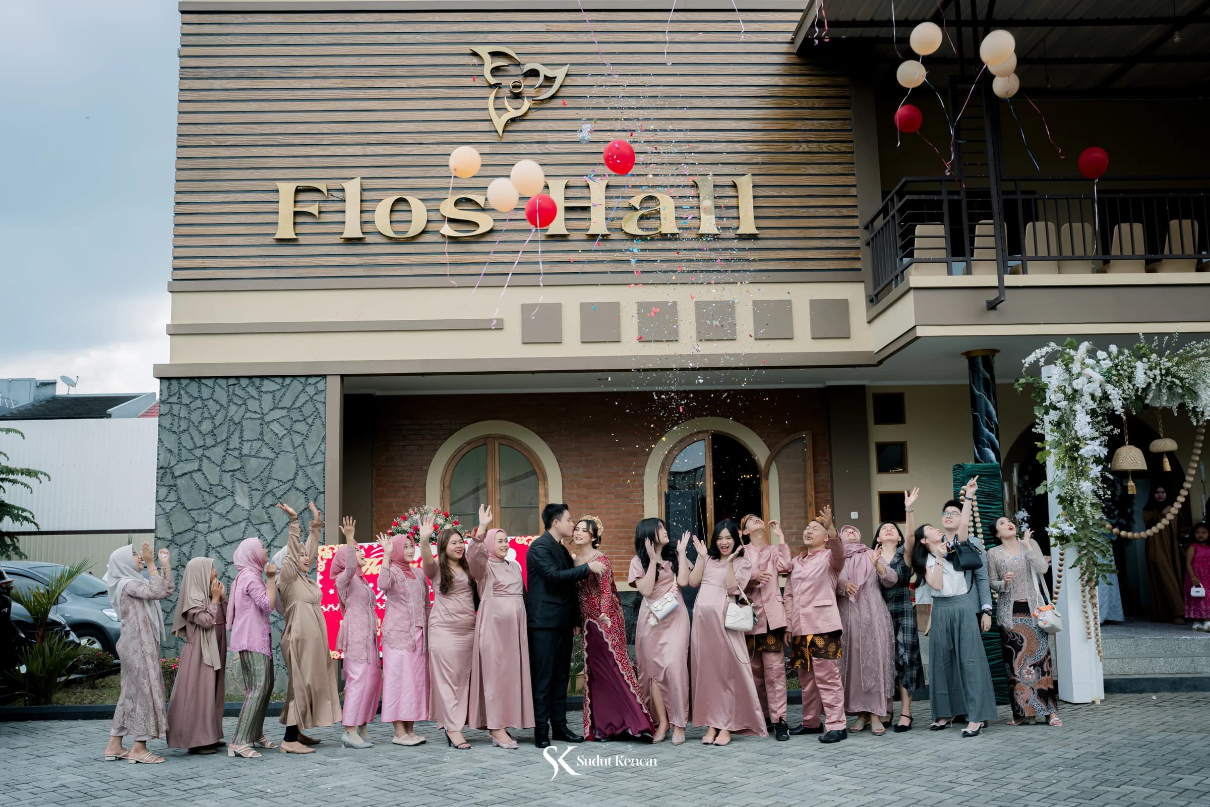 Pelepasan balon dan selebrasi konfeti outdoor bersama bridal party